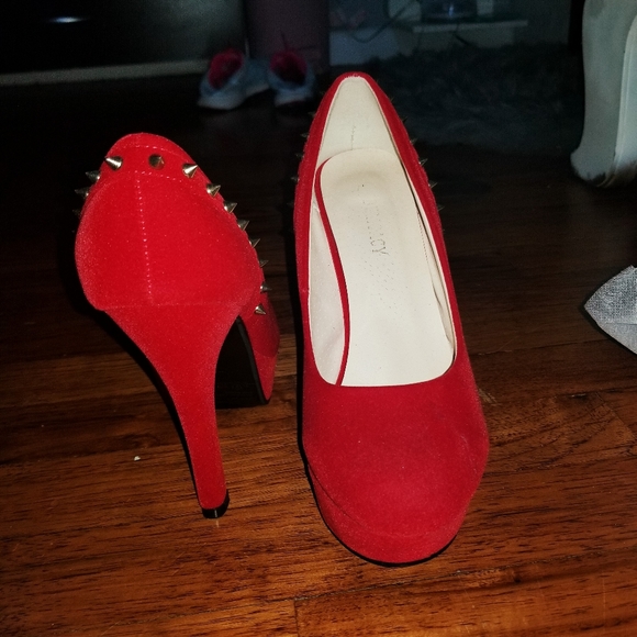 Red spikey heels - Picture 2 of 2